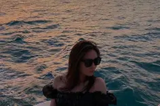 韩国女星Jennie耍大牌事件后《时代》红毯争艳直角肩再成亮点